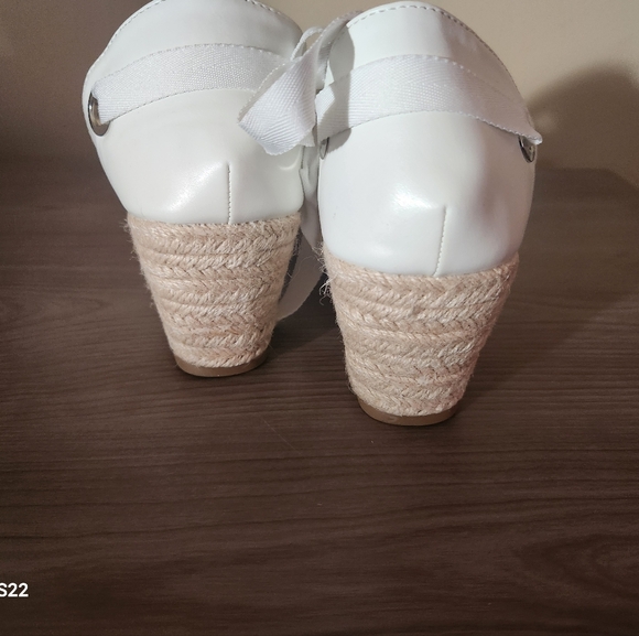 Elegant White Lace Wedge Sandals - Picture 3 of 4